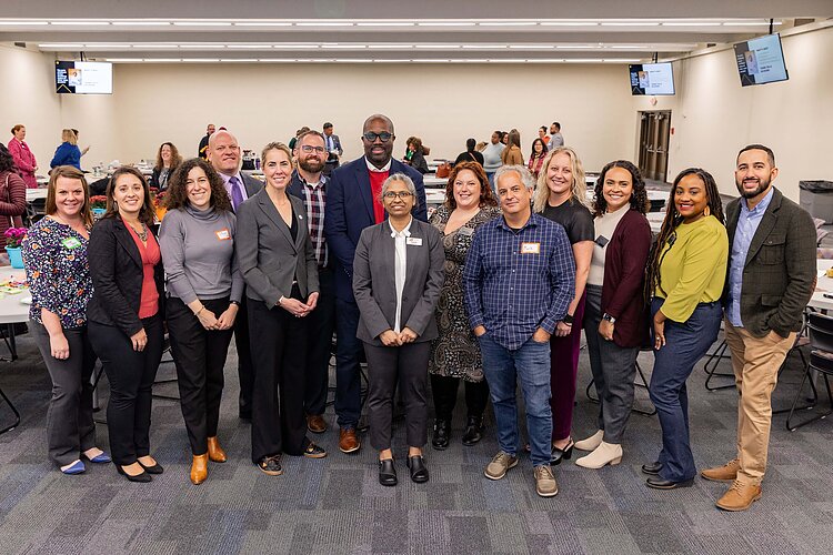 Representantes de la W.K. Kellogg Foundation, IFF, KConnect, First Steps Kent y las Escuelas Públicas de Grand Rapids.