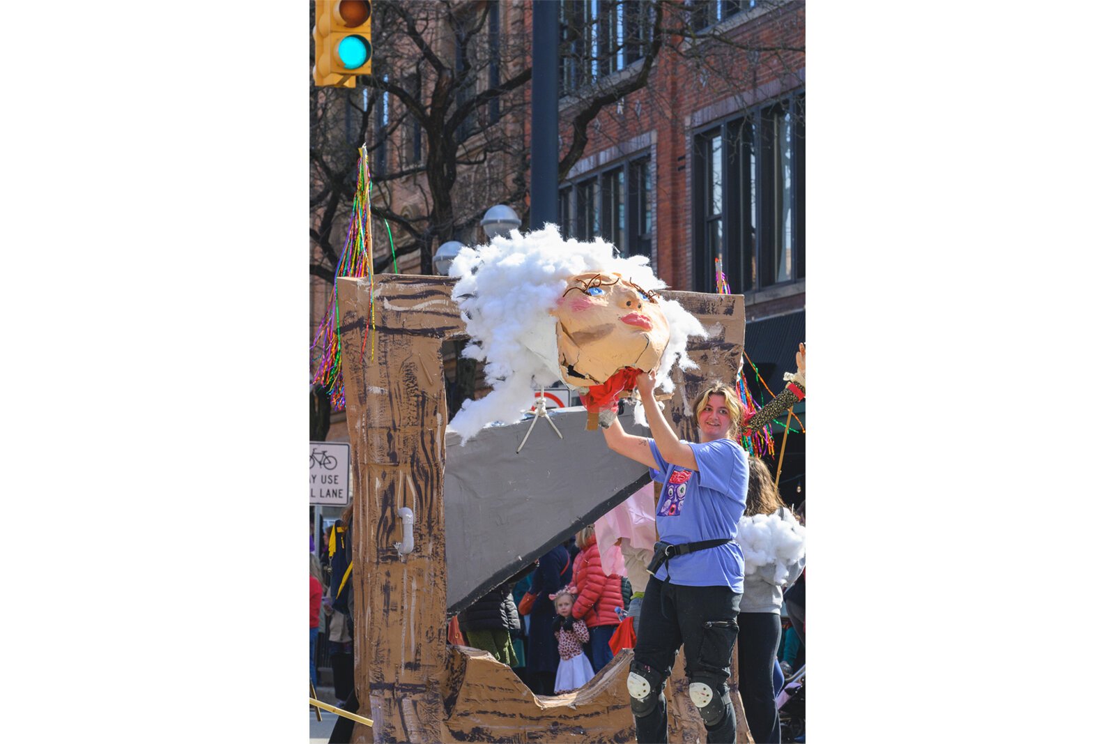 Jaya Roethlisberger holds "Marie Antoinette"'s head.