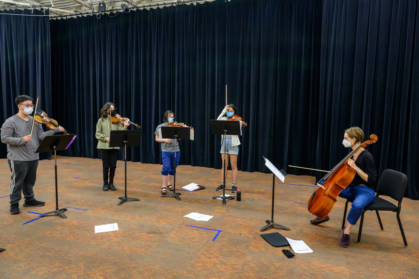 Kasia Bielak-Hoops leading a Voce Velata rehearsal.