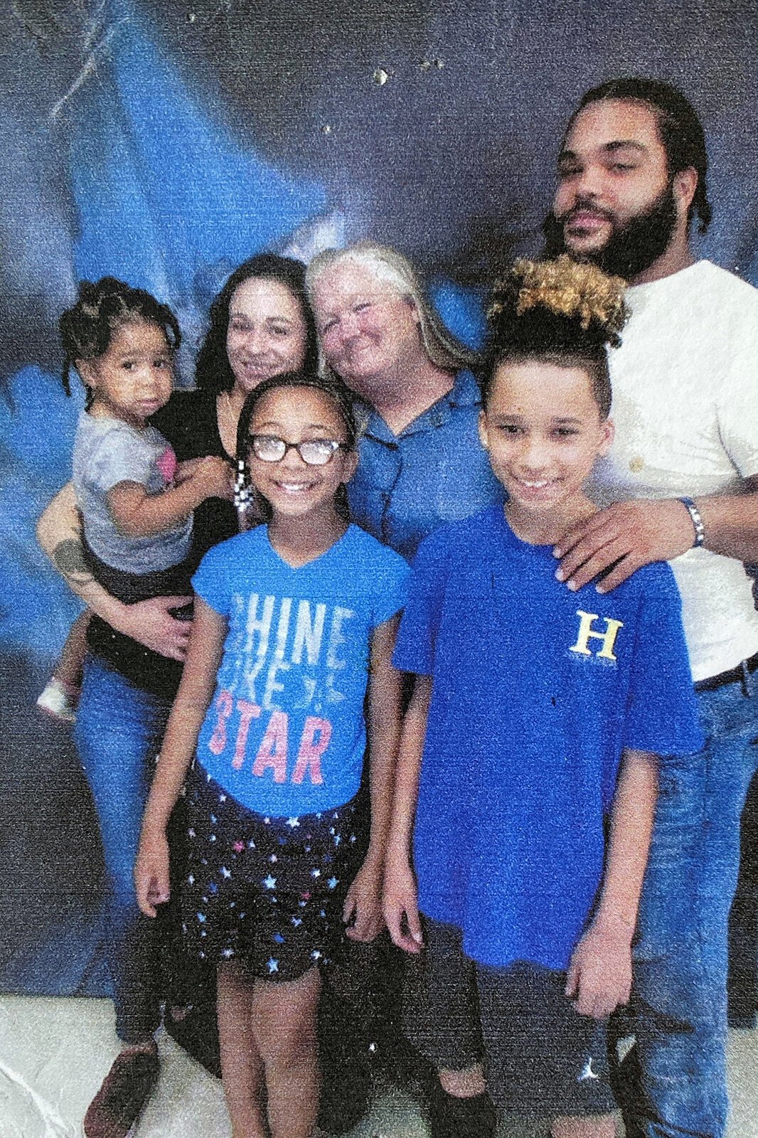 Sharon Hunter (second from right in back row) with her family.