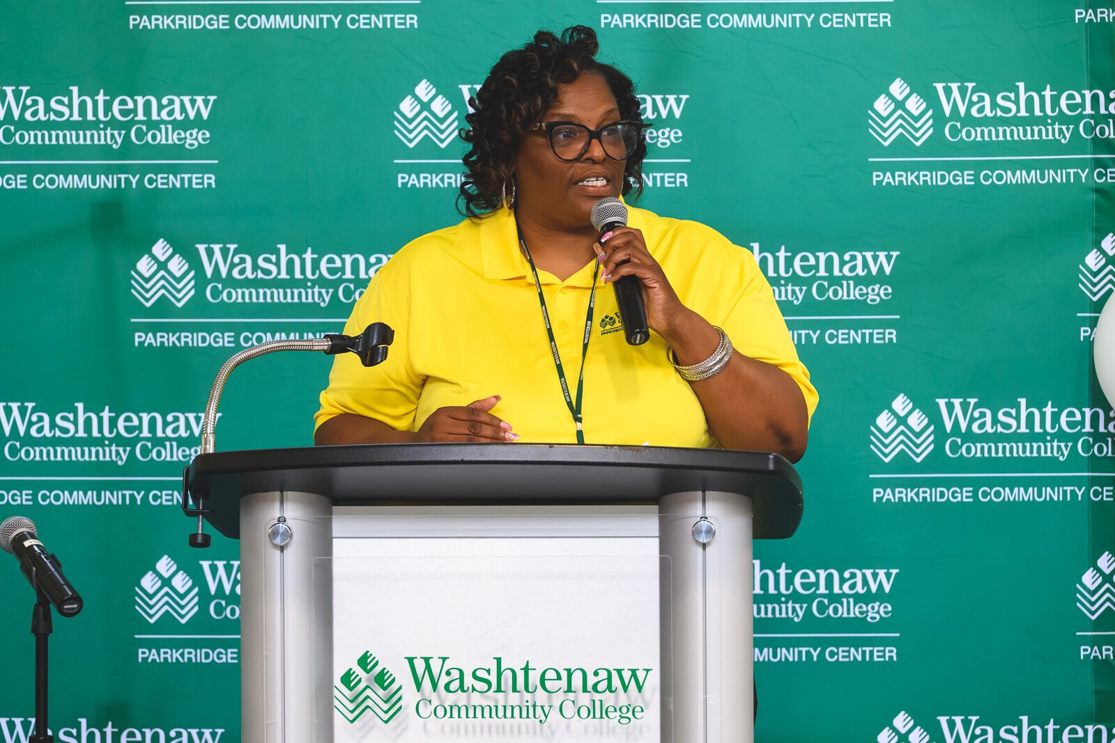 Jeanice Townsend introduces class presentations.