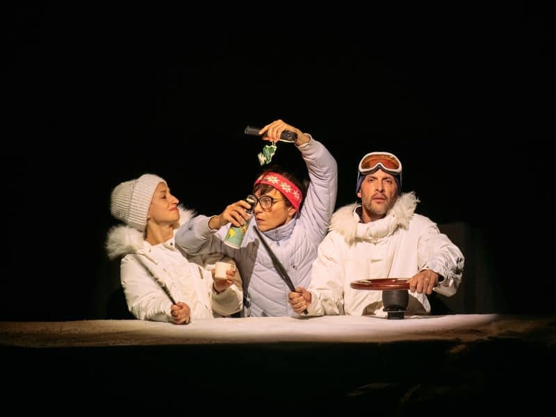 A performance of "Dimanche."